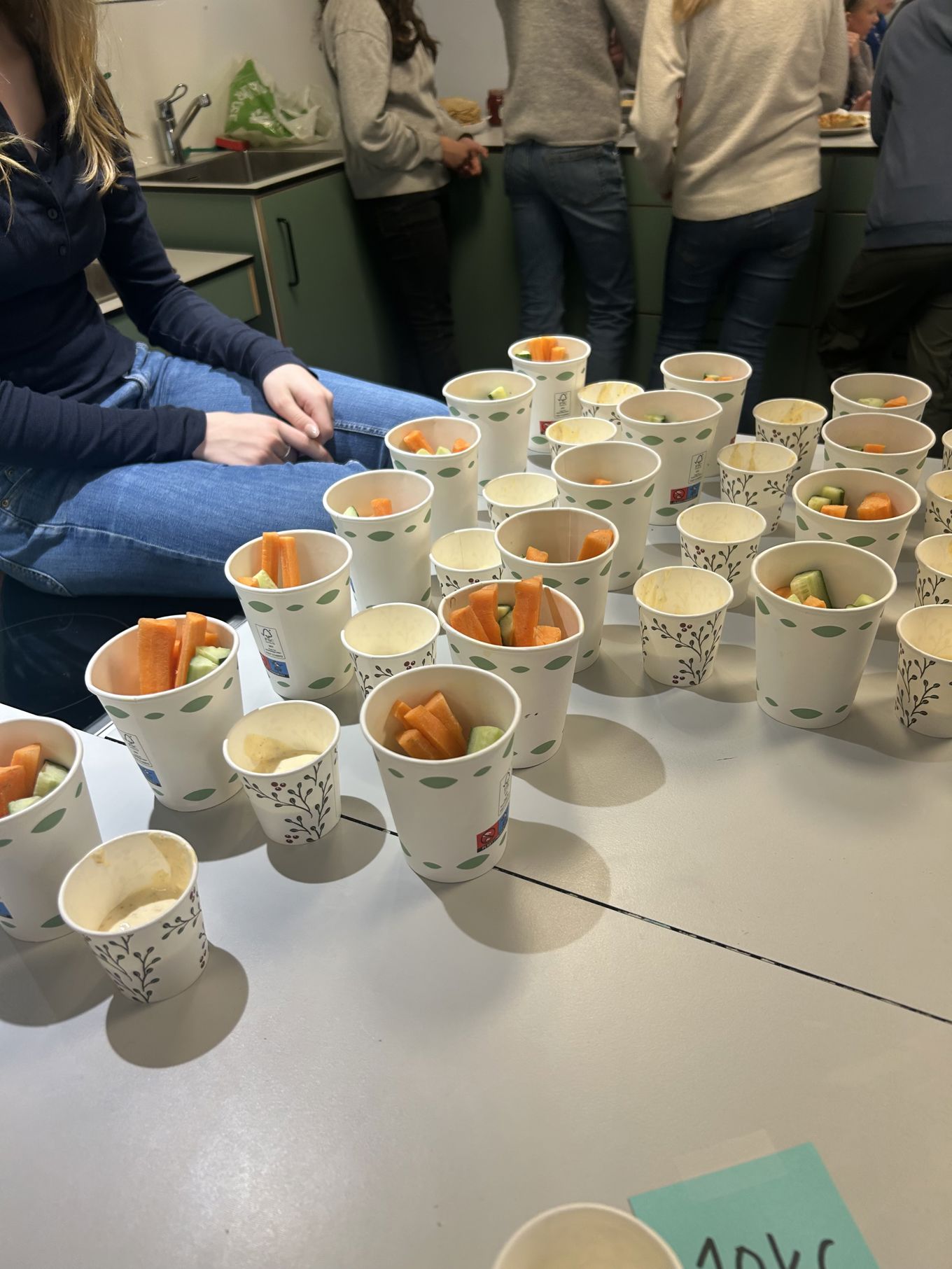 et bord fullt av kopper