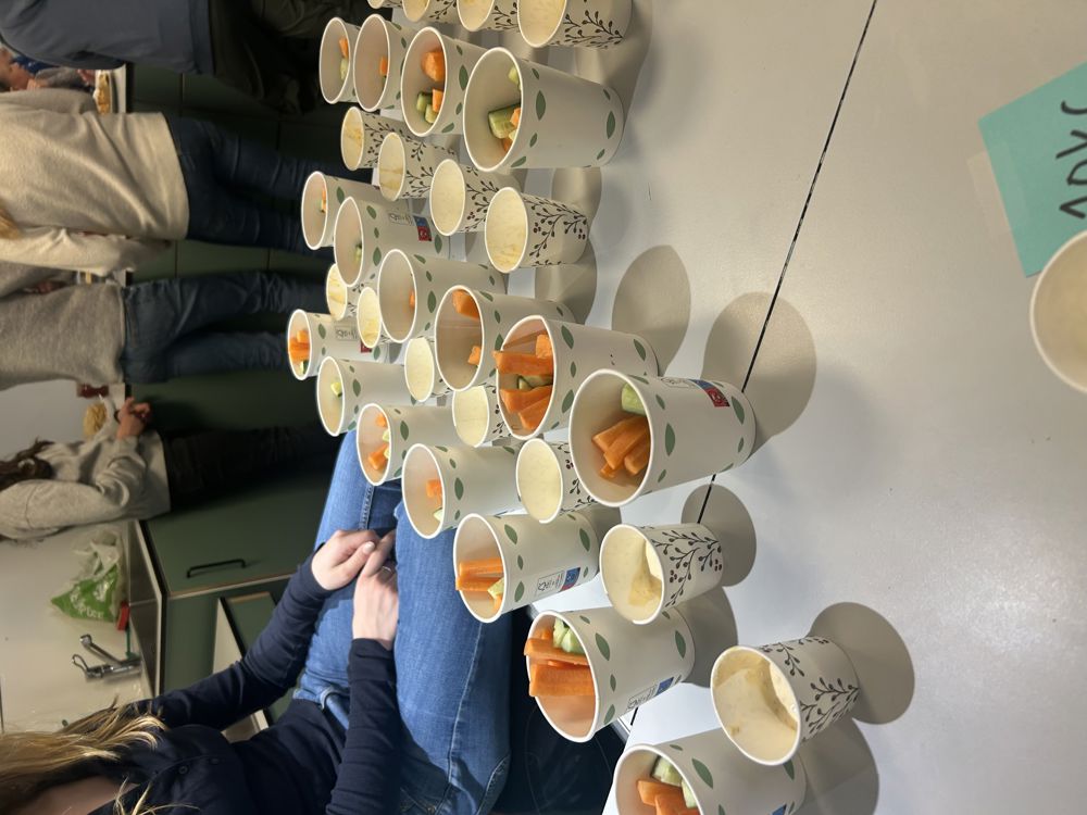 et bord fullt av kopper