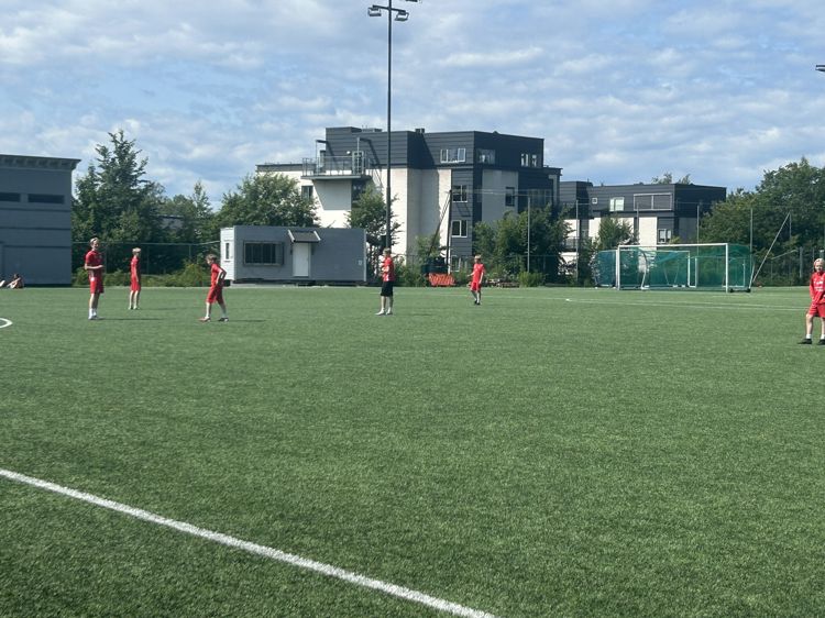 En gruppe mennesker som spiller fotball En gruppe mennesker som spiller fotball