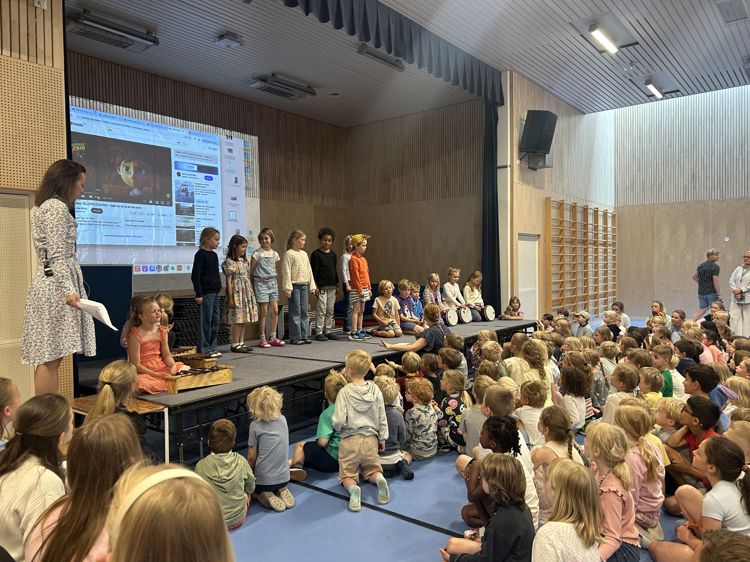 En gruppe mennesker på scenen En gruppe mennesker på scenen