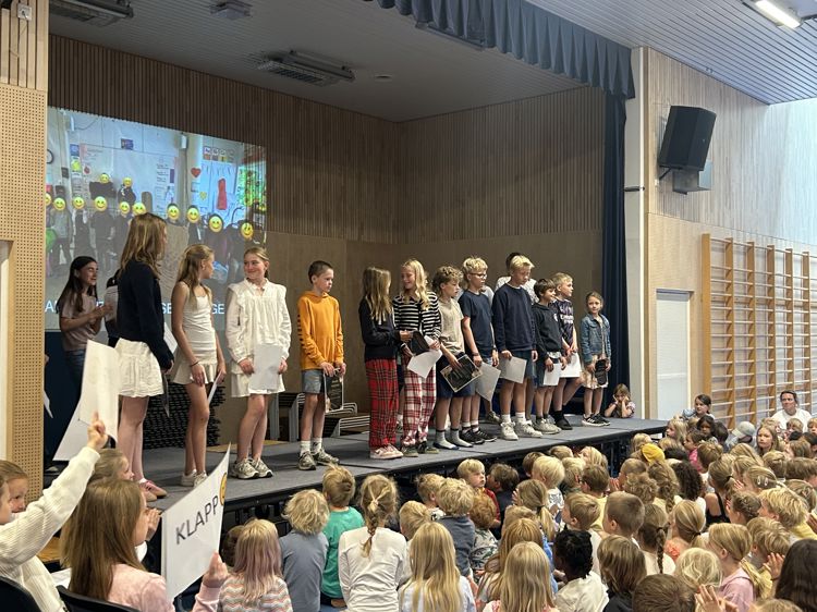en gruppe mennesker på en scene en gruppe mennesker på en scene