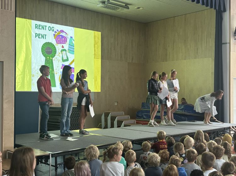 en gruppe mennesker på en scene en gruppe mennesker på en scene