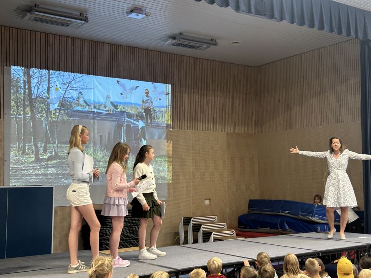 En gruppe barnr på en scene En gruppe barnr på en scene
