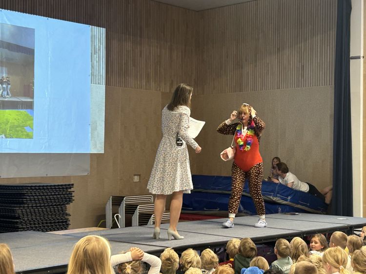 En person og person på scenen En person og person på scenen