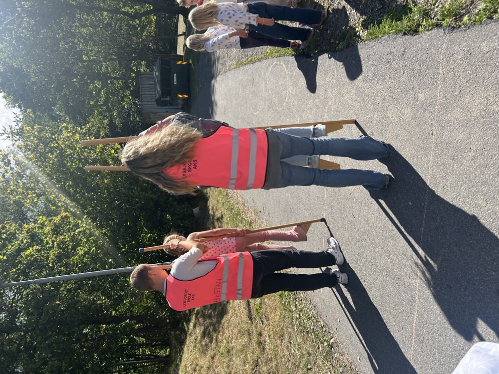 en gruppe mennesker som står på et fortau