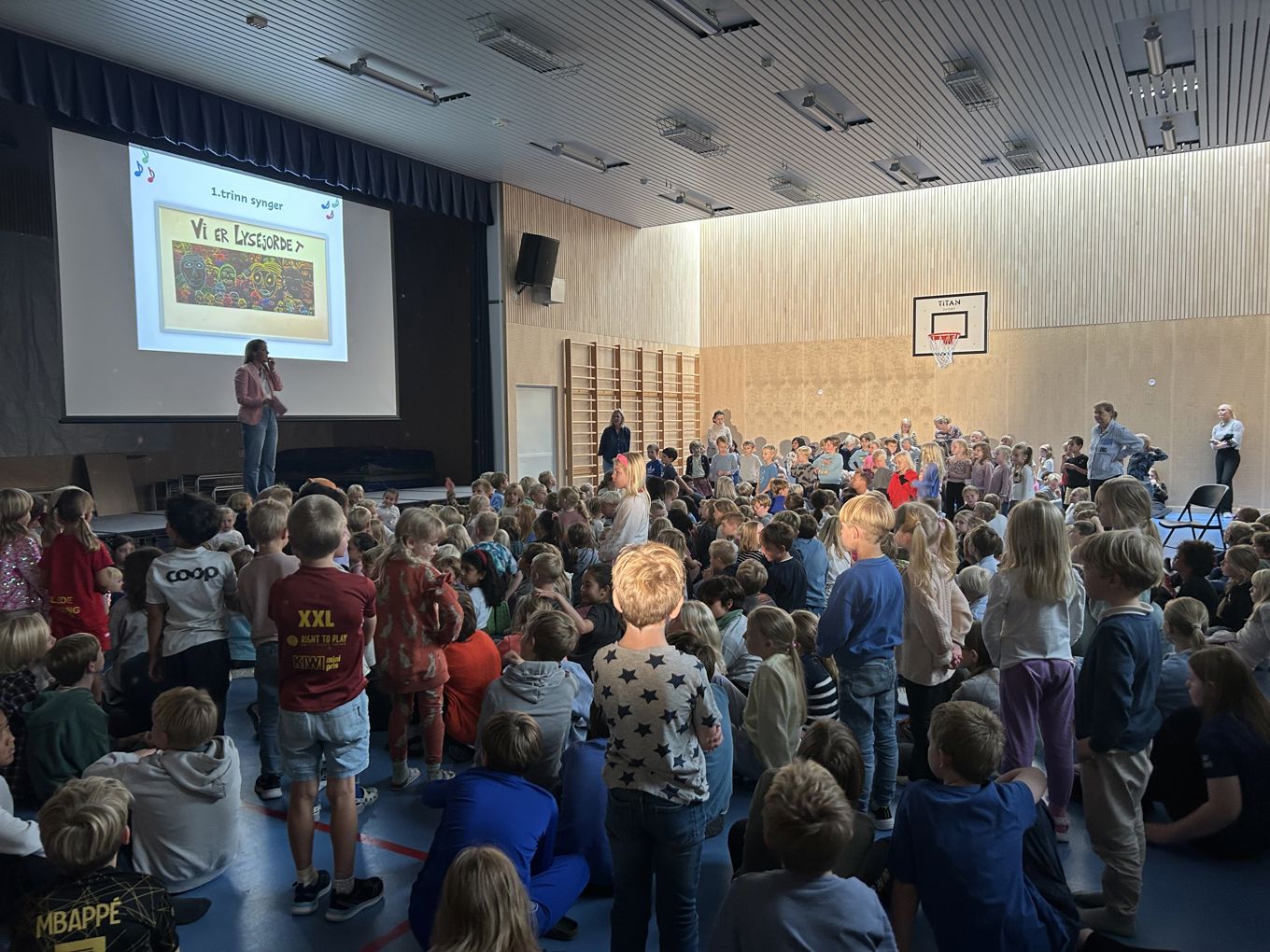 en gruppe personer som ser på en presentasjon