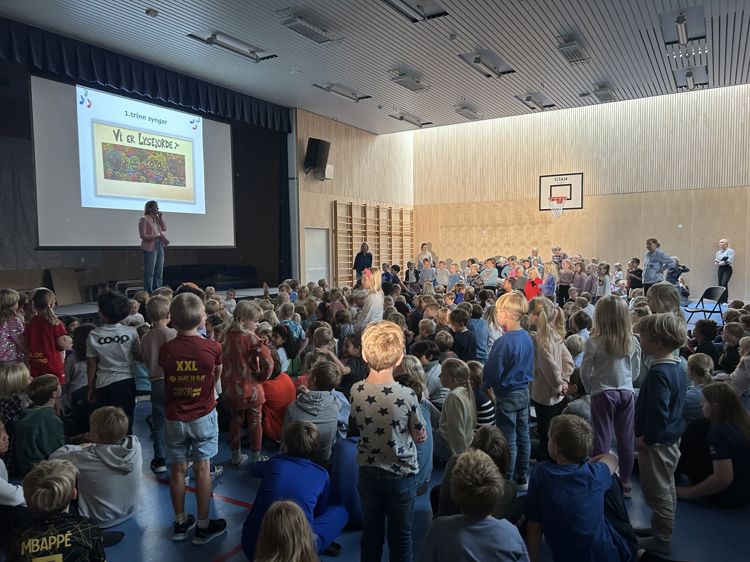 en gruppe personer som ser på en presentasjon
