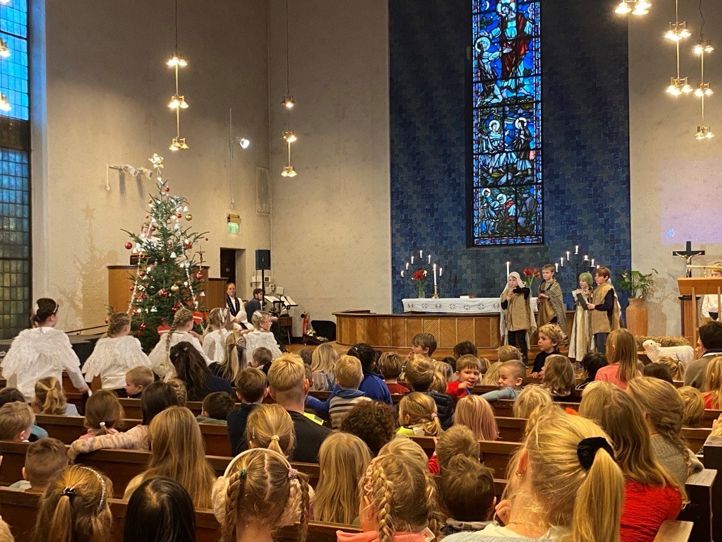 en gruppe mennesker som sitter i et rom med en scene og en stor folkemengde en gruppe mennesker som sitter i et rom med en scene og en stor folkemengde