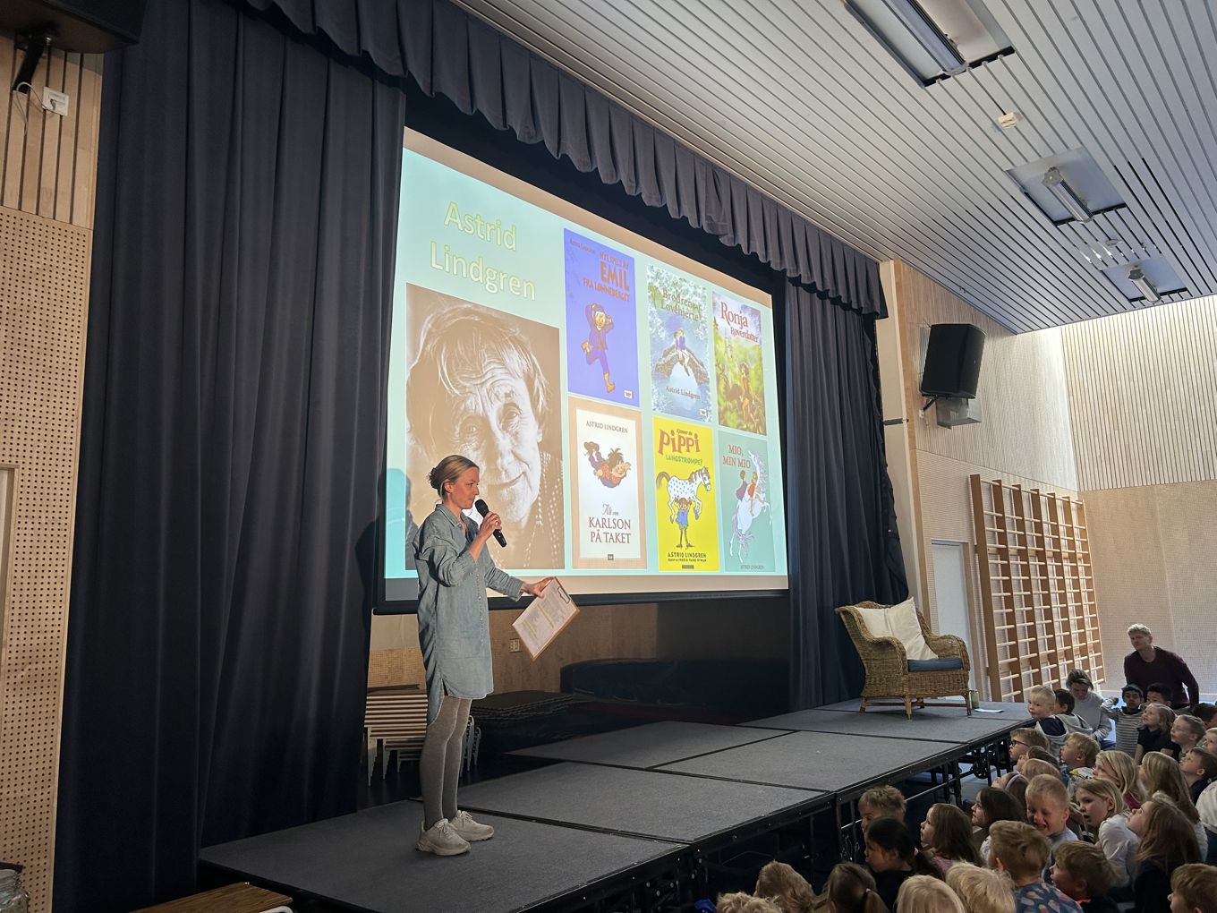 en person som holder en presentasjon en person som holder en presentasjon