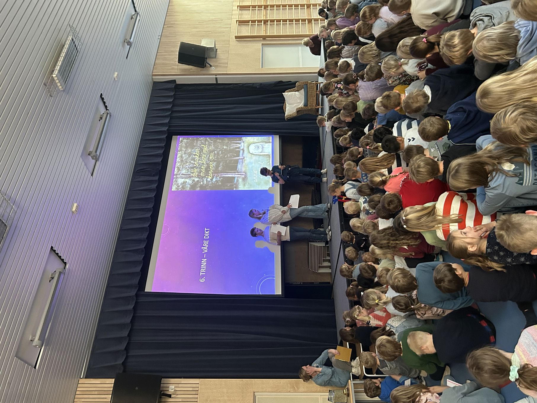 En gruppe mennesker på scenen En gruppe mennesker på scenen