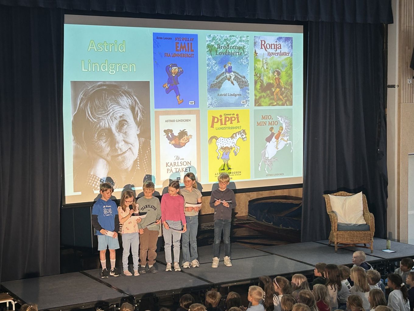 en gruppe mennesker som står på en scene foran en skjerm en gruppe mennesker som står på en scene foran en skjerm