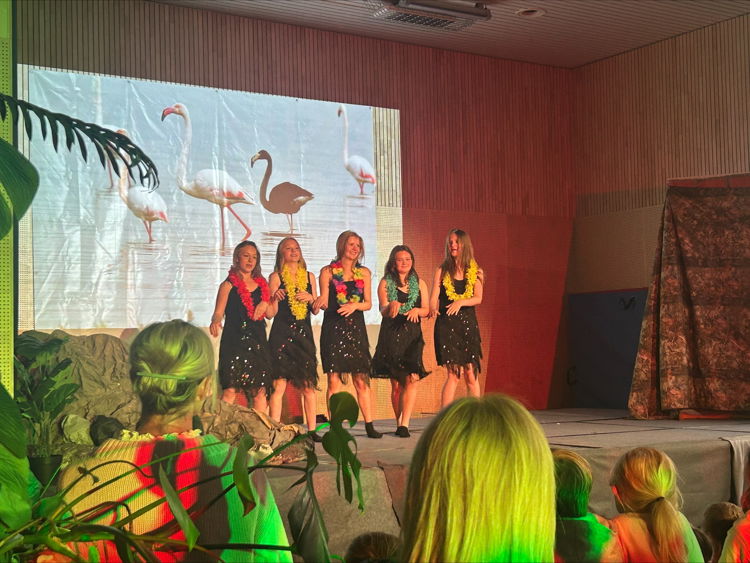 En gruppe personr som opptrer på scenen En gruppe personr som opptrer på scenen