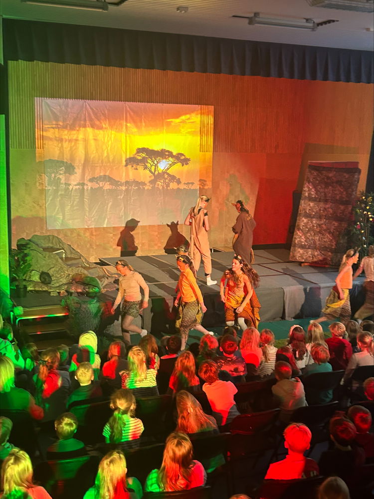 En gruppe mennesker på scenen En gruppe mennesker på scenen