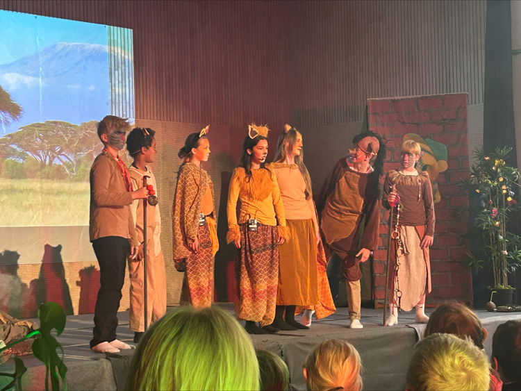 en gruppe mennesker på en scene en gruppe mennesker på en scene